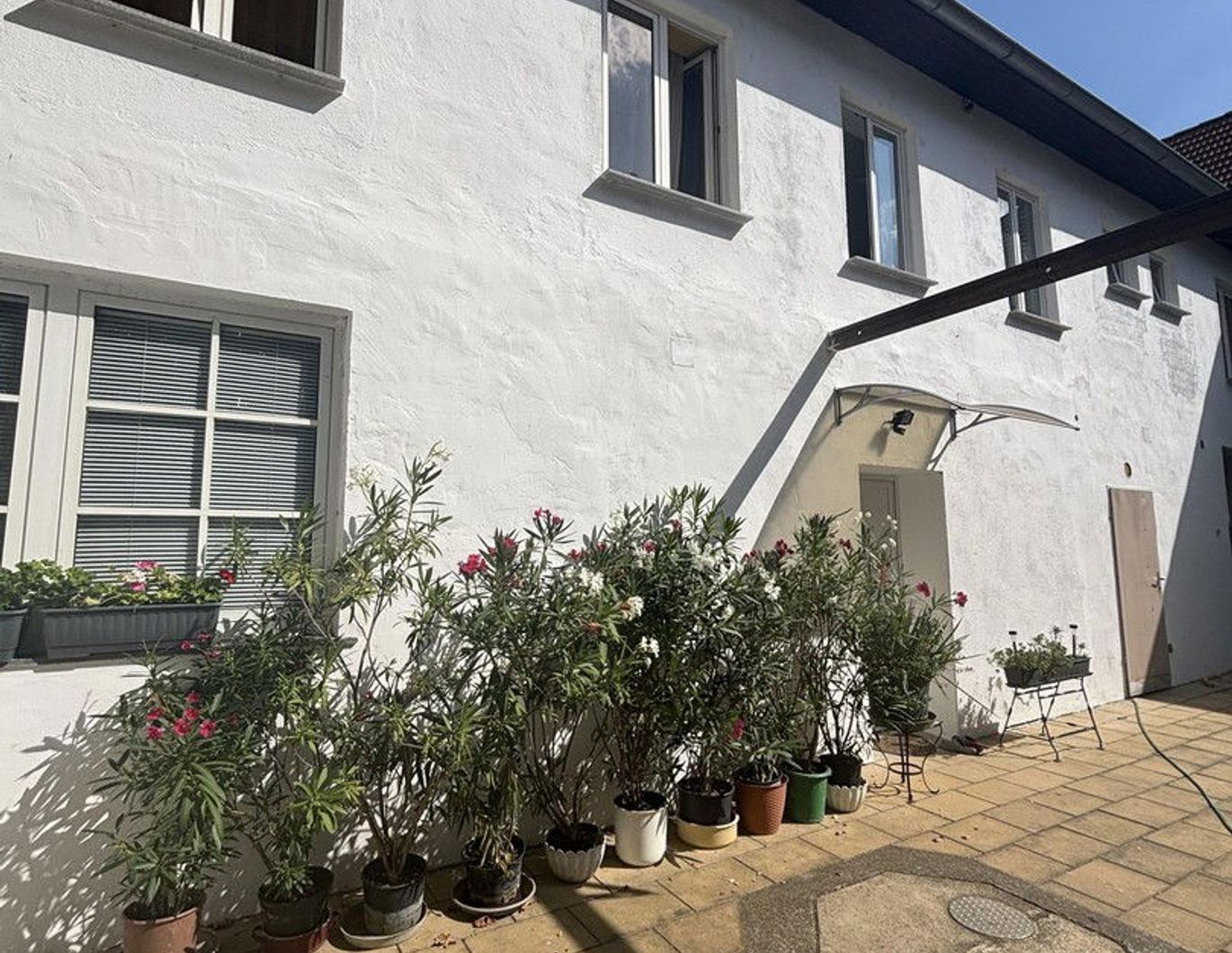 Schönes Mehrfamilien-Wohnhaus mit Potenzial: Mehrere Wohneinheiten, Büro/Werkstatt möglich