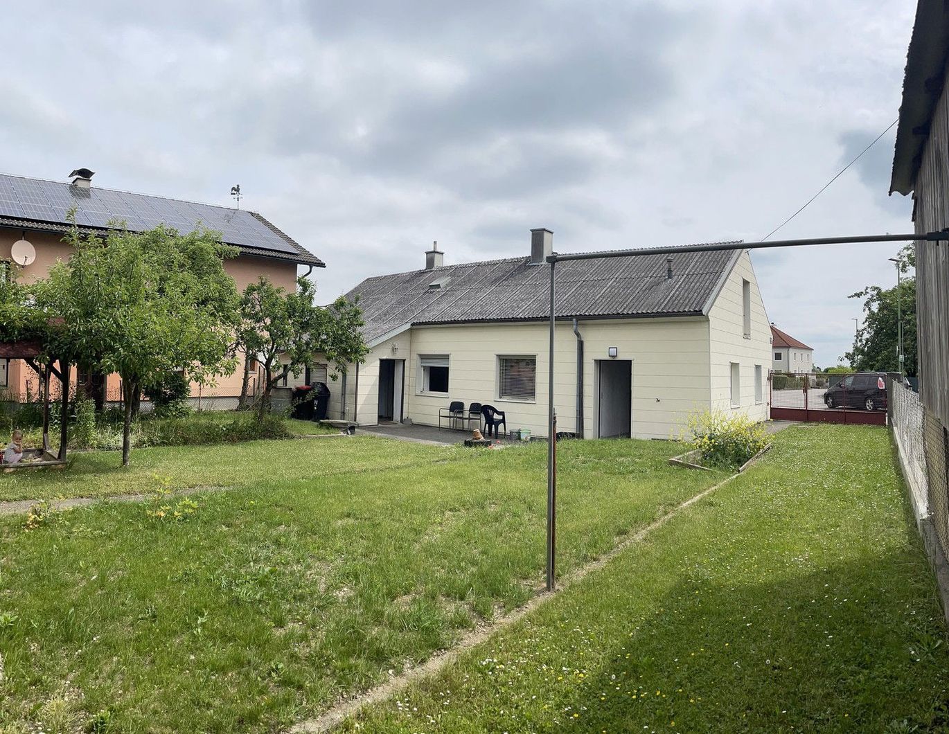 Einfamilienhaus mit schönem Garten und Nebengebäude