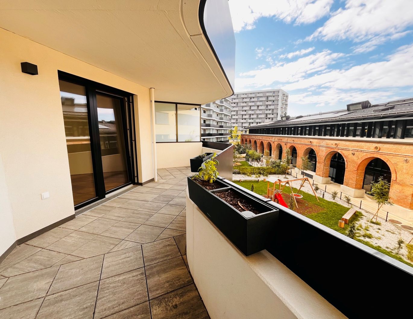 EXKLUSIVER ERSTBEZUG nahe Hauptbahnhof - Sonnige Wohnung mit großzügiger Freifläche und Küche in einem modernen Neubauprojekt