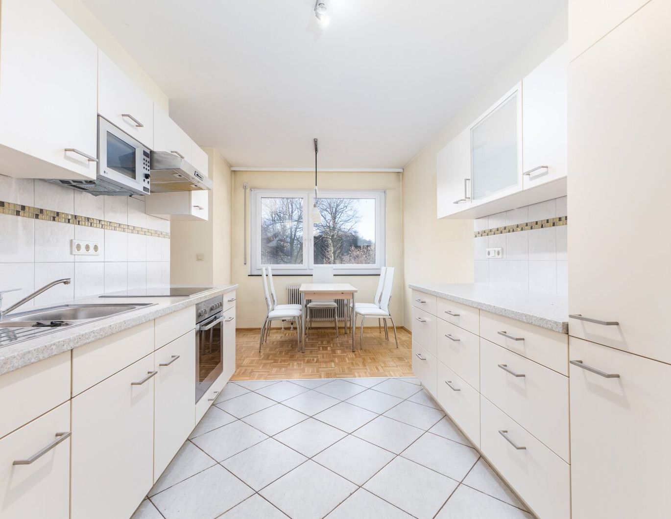 Wohnglück: 4-Zimmer-Wohnung mit Tiefgarage in Ruhelage - Bergheim/Lengfelden