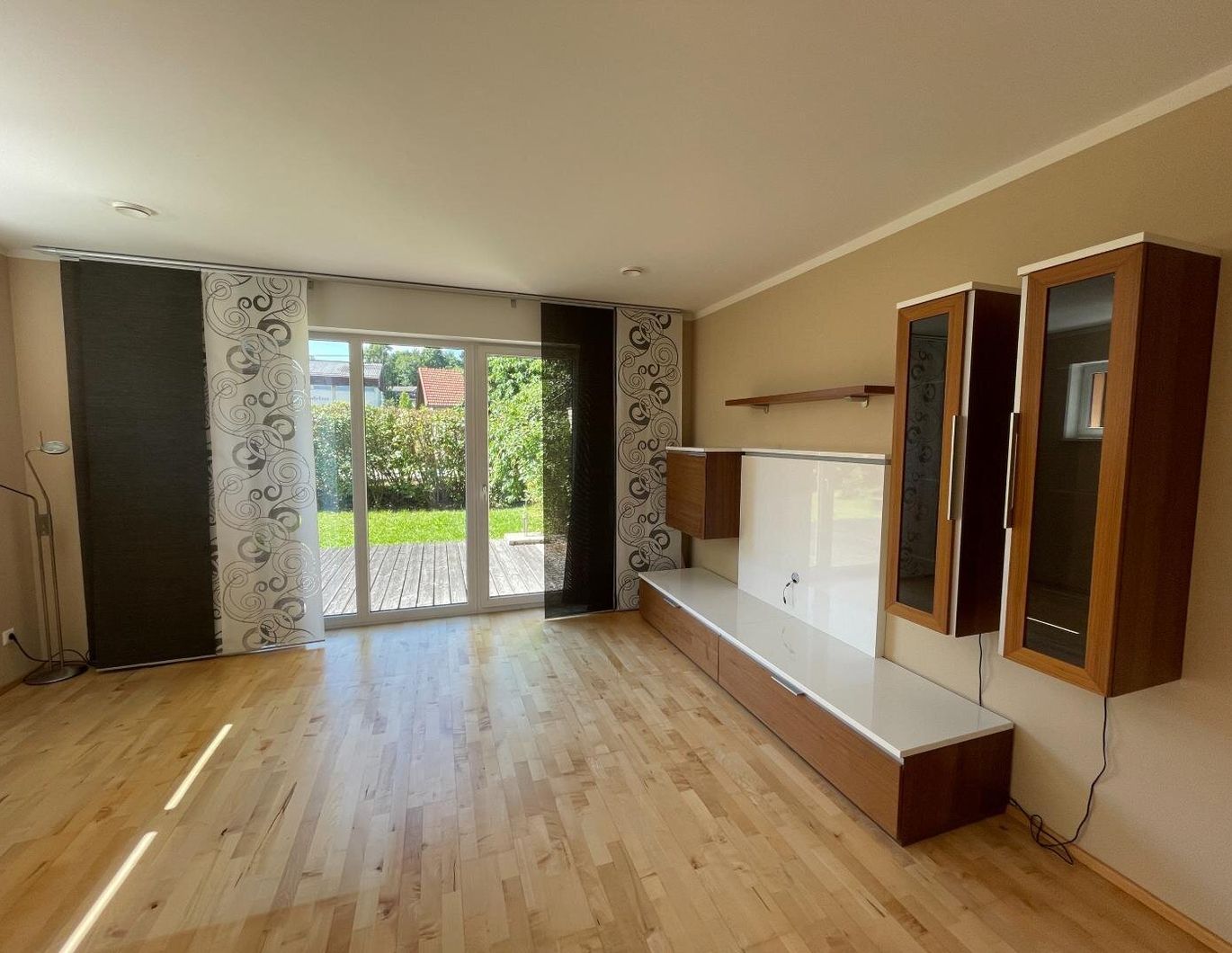 LEISTBARES ATTERSEEFEELING! Passiv-Eckreihenhaus mit sonnigem Eigengarten, geringe BK, Einzelgarage und Parkplatz im Zentrum von Seewalchen am Attersee