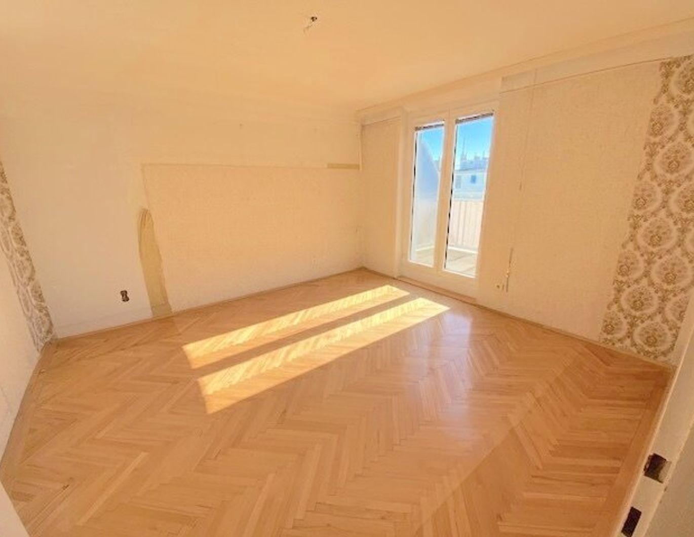 PROVISIONSFREI VOM EIGENTÜMER! UNSANIERTE 2-ZIMMER DG-WOHNUNG MIT TERRASSE NAHE FLORIDSDORFER BRÜCKE!