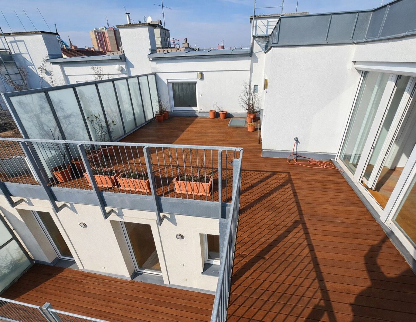 Ruhige, helle Dachgeschosswohnung mit 35 m² Süd-/Westterrasse, 2 Bädern, Weitblick und Garage