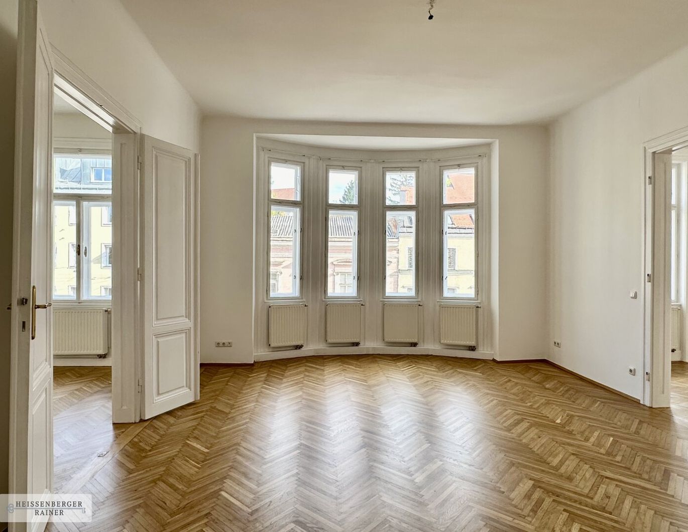 BELETAGE IN ALTHIETZING /// UNTER ST. VEIT /// GROSSZÜGIGE ALTBAUWOHNUNG