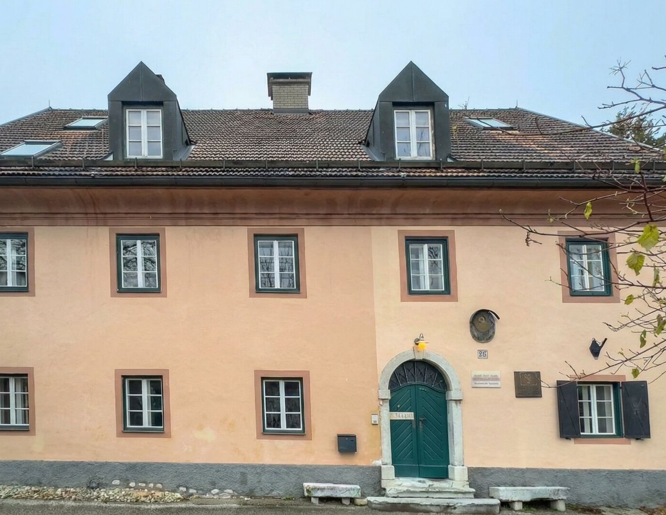 Historisches Wohnhaus im Herzen des Rosentals mit vier Einheiten und Atelier