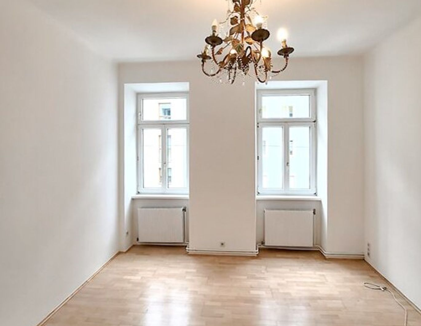 CHARMANTE ALTBAUWOHNUNG - 2 ZIMMER AUF 61 m² NAHE U1