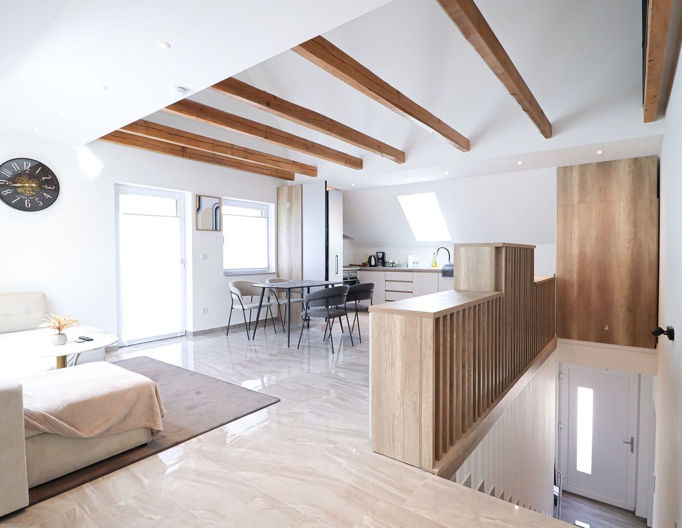 Lichtdurchflutete Designwohnung im Erstbezug - mit Balkon, Dachraum & 3 Minuten zum Wörthersee