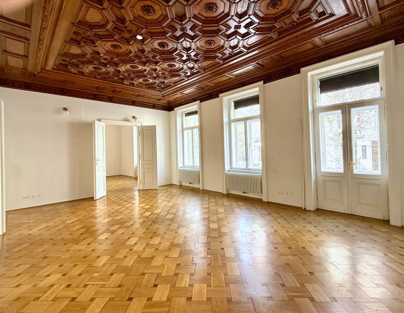 Großzügige Altbauwohnung mit kleinem Balkon in repräsentativen Stilaltbau