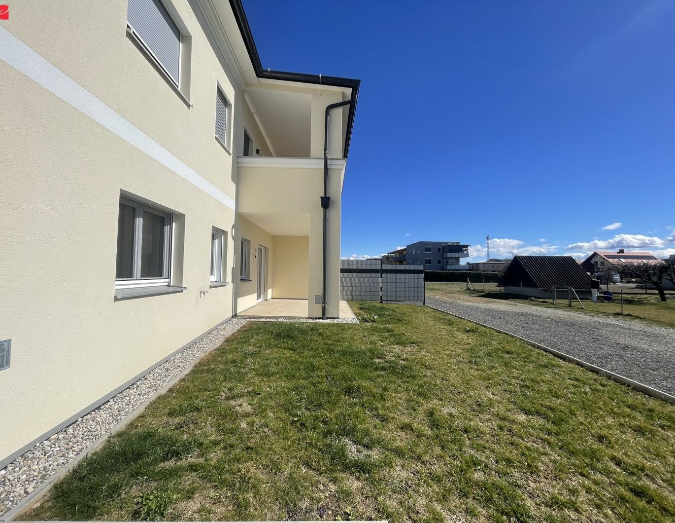 Moderne Gartenwohnung mit überdachter Terrasse