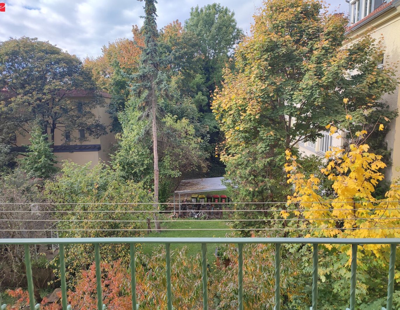 Helle große Altbauwohnung mit herrlichen Blick in den Innenhof!