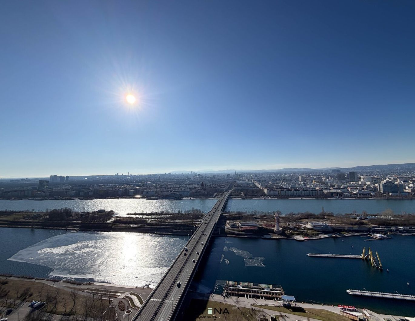 Architektonische Eleganz trifft auf eine umlaufende Loggia mit beeindruckender Fernsicht - DC2