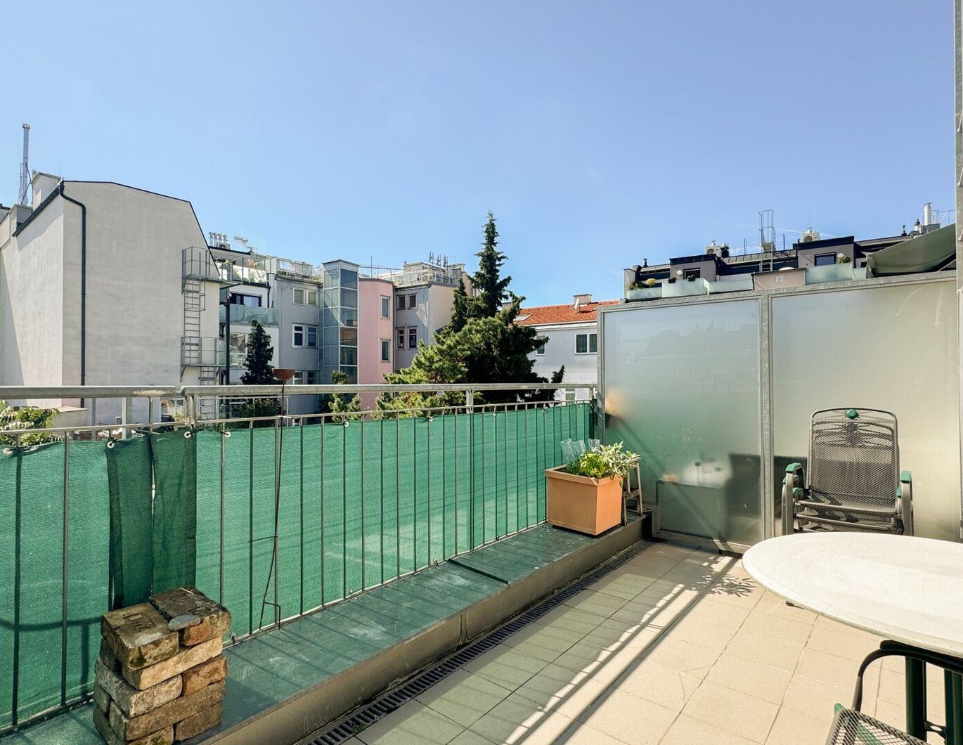 CHARMANTE 2-ZIMMER WOHNUNG MIT TERRASSE - LICHTDURCHFLUTET - NÄHE AKH UND JOHANN-NEPOMUK-VOGL-PLATZ