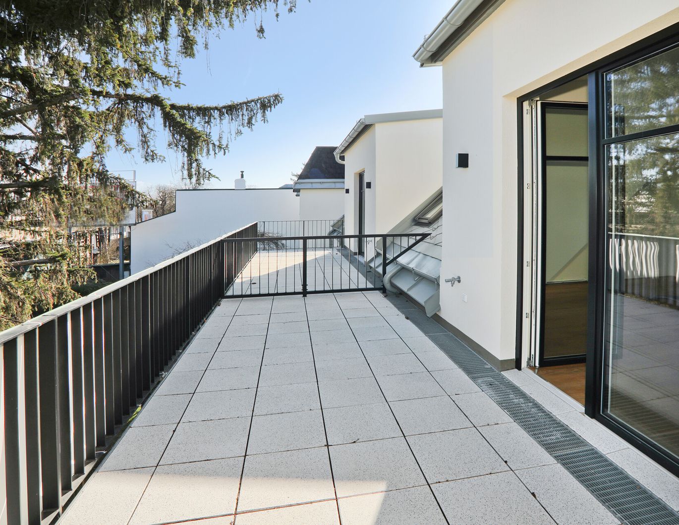 Elegante Dachgeschoß-Wohnung mit 14 m² Balkon, Highlight Raumhöhe 3,6 m - zu kaufen in 1130 Wien