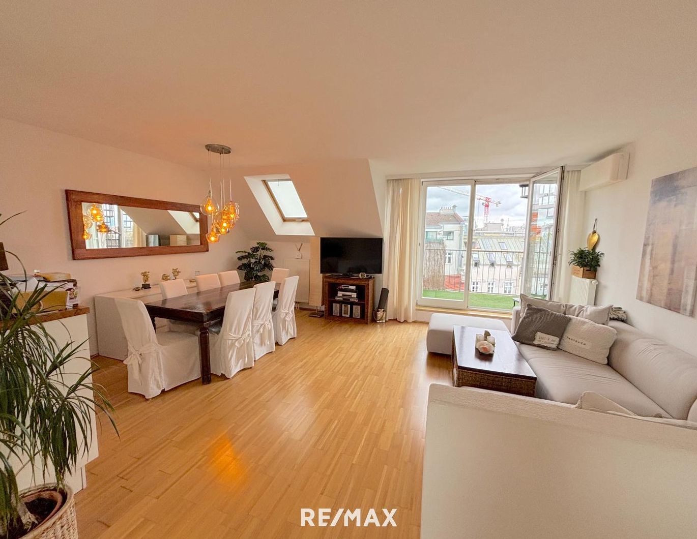 Gut geschnittene Dachgeschoßwohnung in beliebter Wiener Lage