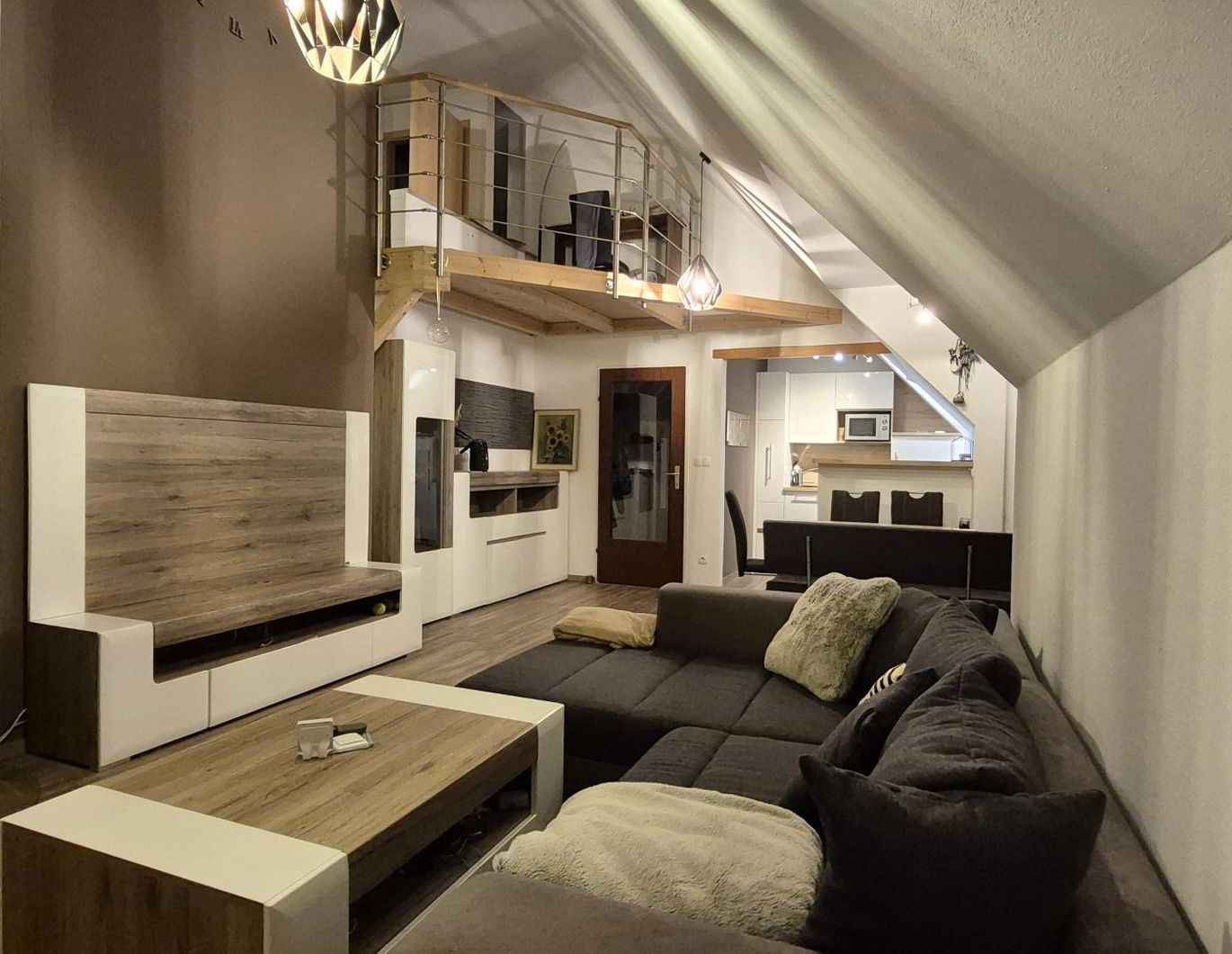 SCHÖNE, ZENTRALE DACHGESCHOSSWOHNUNG MIT SÜDBALKON