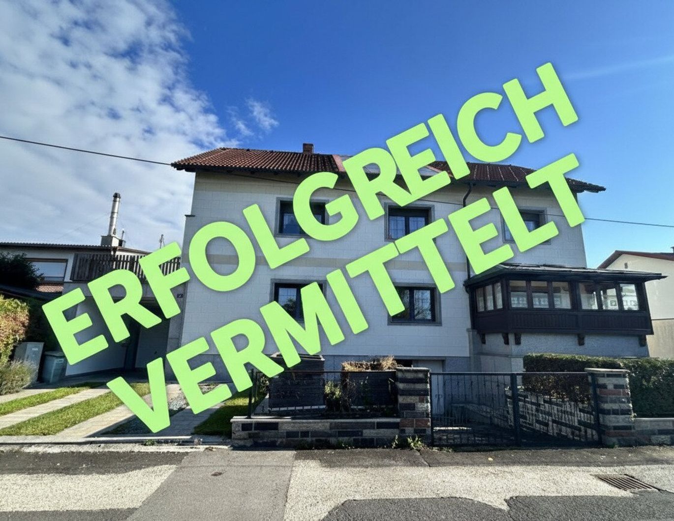 Zweifamilienhaus - Ihr neues Zuhause mit Garten, Dachterrasse, Indoorpool & Garage!