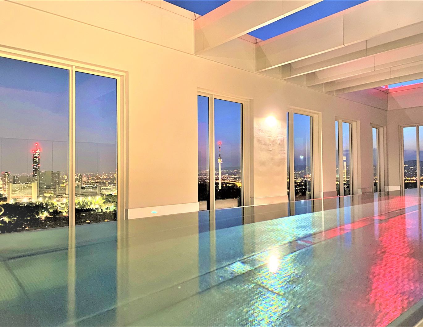 TRAUMRESIDENZ MIT ROOFTOP POOL, BUSINESS LOUNGE, WELLNESS UND FITNESS IN BESTLAGE