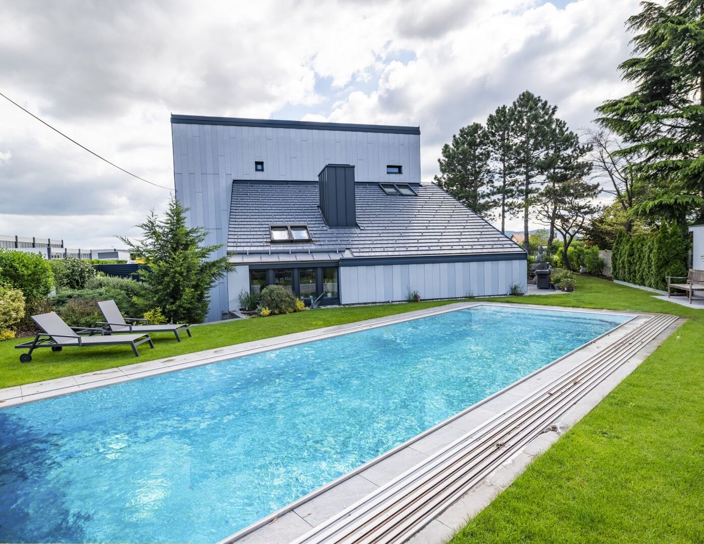 Außergewöhnliches Designerhaus mit viel Raum zur Entfaltung | 8 Zimmer, Edelstahlpool, Sauna, Weinkeller | Vereint Wohnen und Arbeiten | Barrierefrei