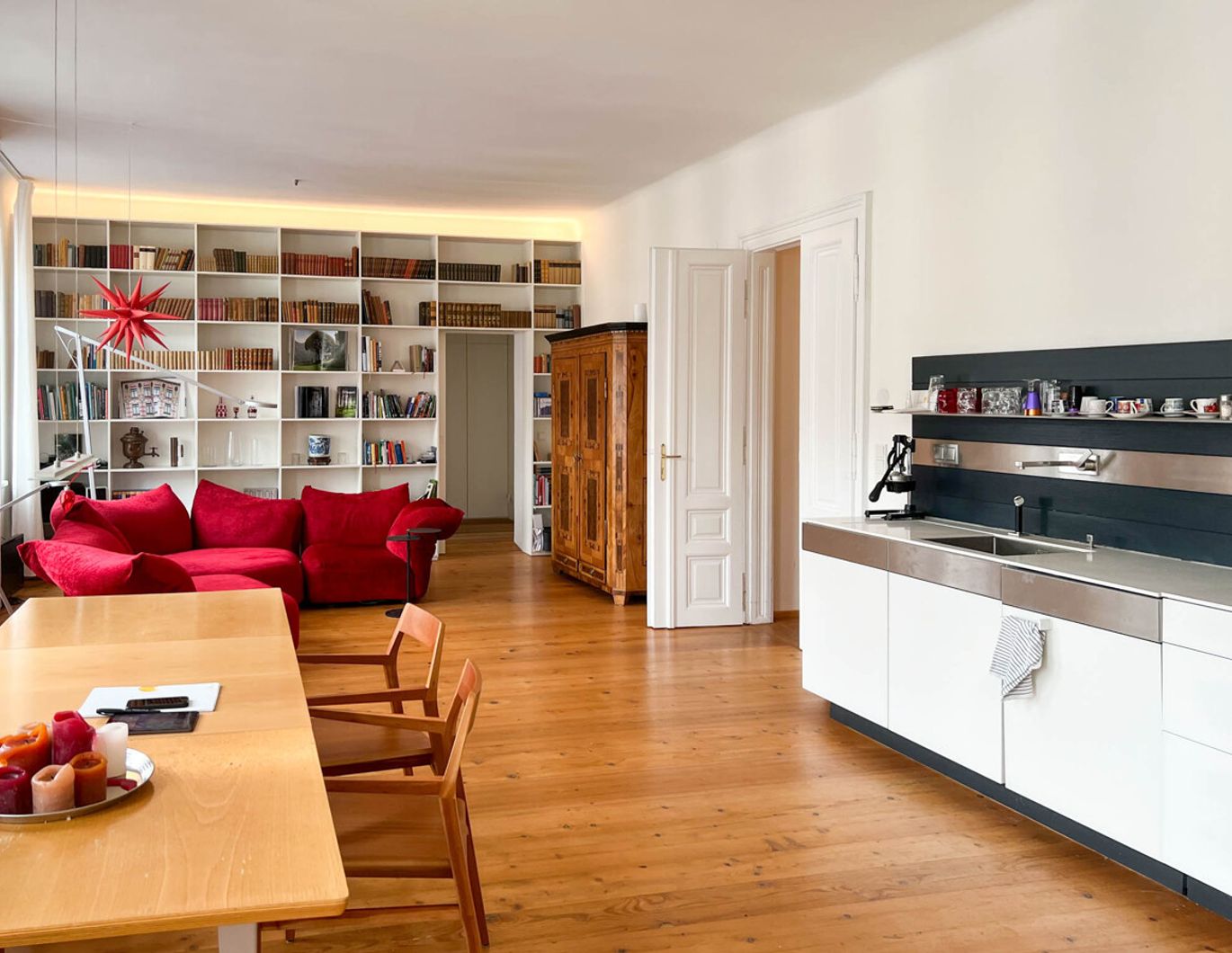 Helle Altbauwohnung mit Balkon und Wohnküche in bester Lage