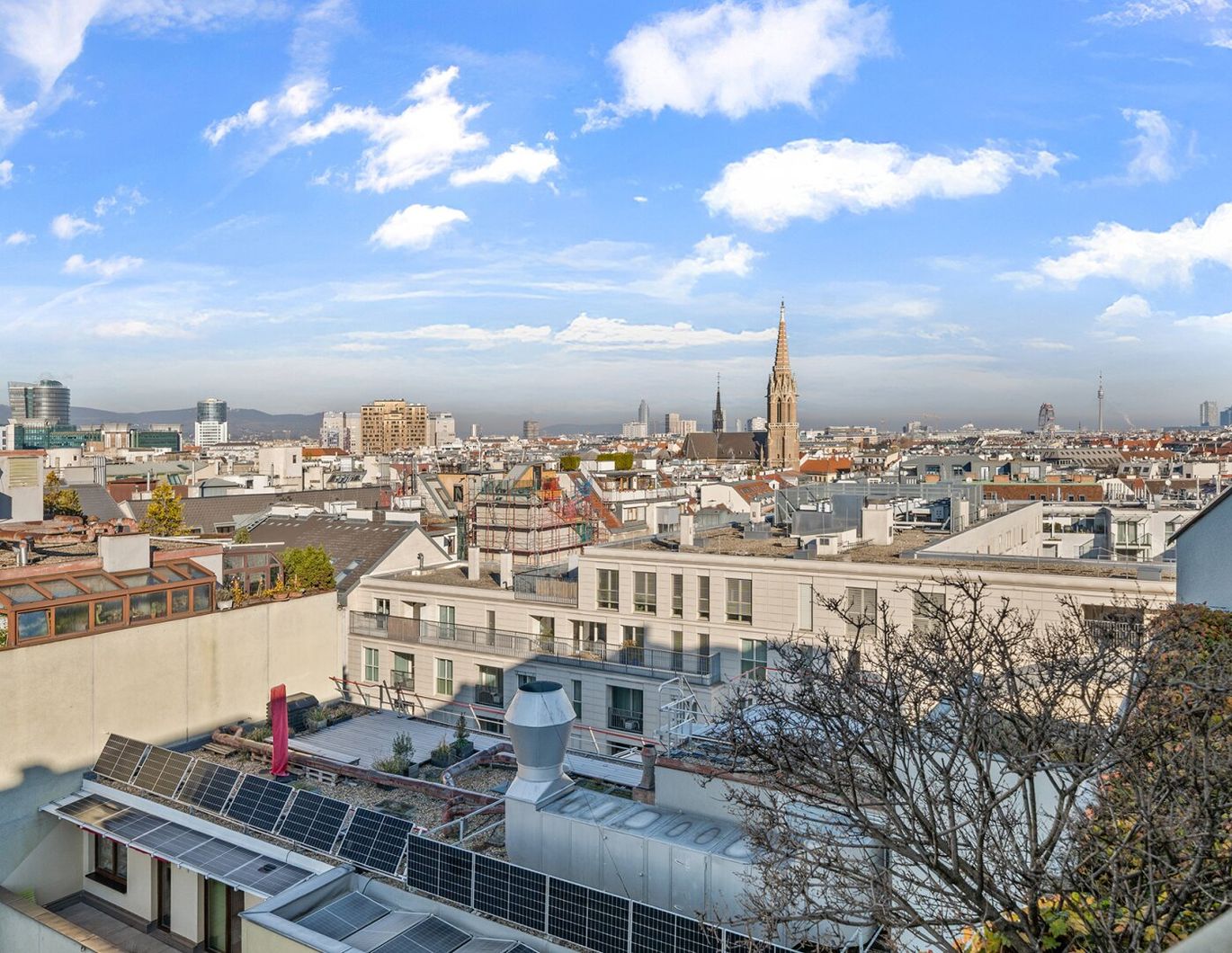 Generalsanierte Eigentumswohnung auf drei Ebenen mit zwei Terrassen - Gegenüber Sofiensäle