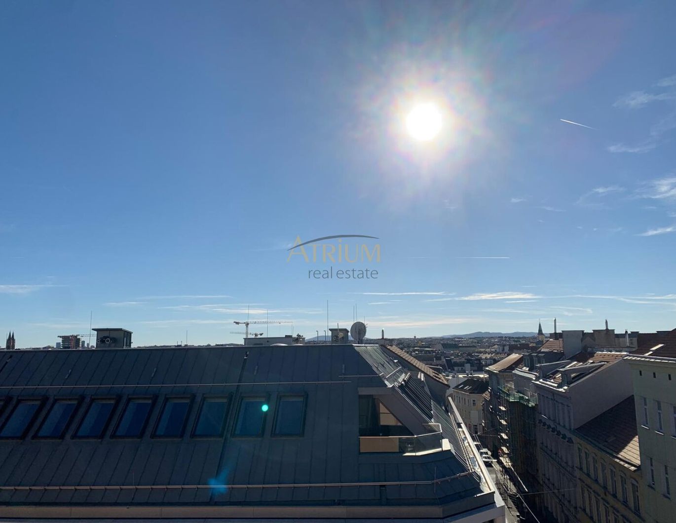 Lichtdurchflutete 2-Zimmer-Dachgeschosswohnung mit 14m² Balkon in ruhiger Lage