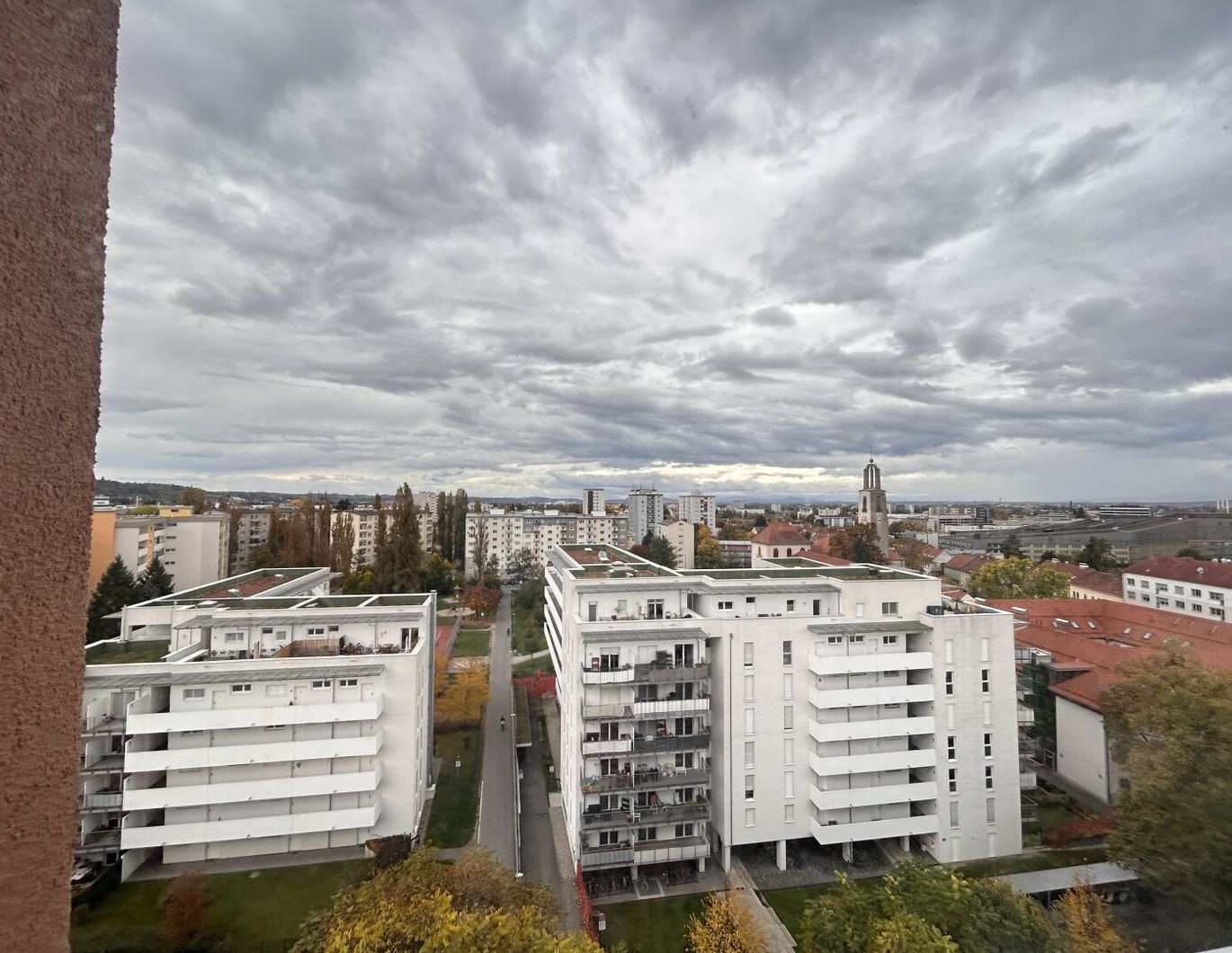 Familienwohnung oder Studenten-WG: viel Platz, toller Blick, sehr hell und sonnig, mit überdachtem Autoabstellplatz!