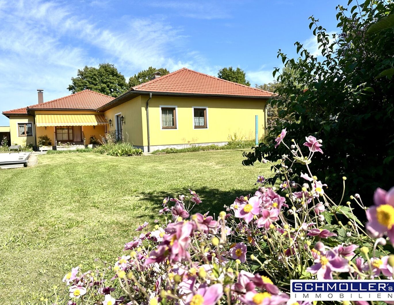 Großzügiger Bungalow mit Nebengebäude