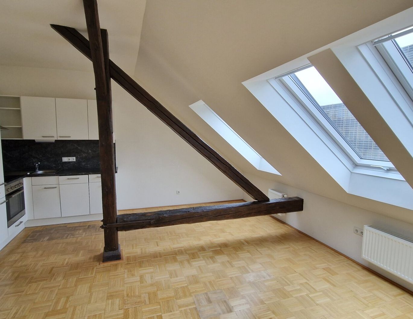 Schöne Dachgeschosswohnung, 2-Zimmer plus Wohnküche - ab sofort - zu vermieten!