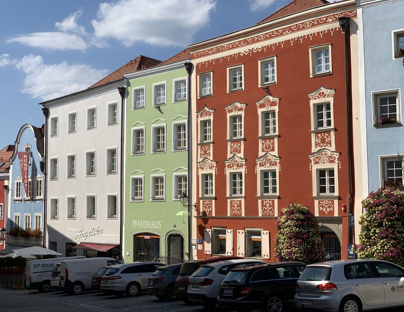 Einzigartige 2-Zimmer-Wohnung in top renoviertem Altbau mit Balkon und möblierter Küche im Stadtzentrum von Schärding