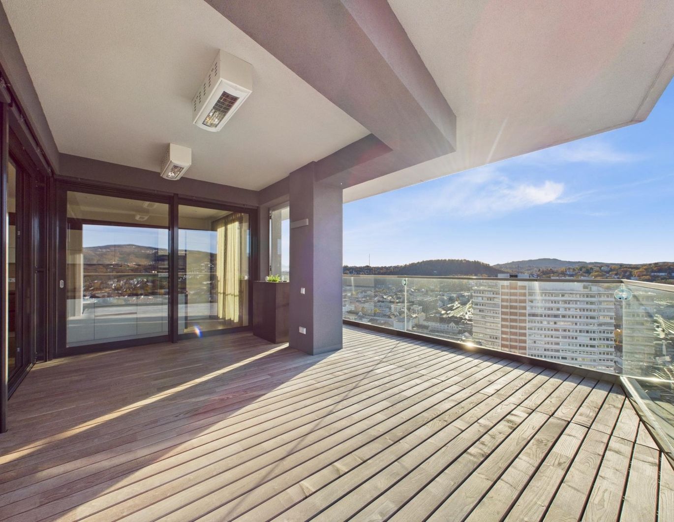 LINZ/URFAHR (BRUCKNER TOWER): EINE PERFEKTE WOHNKOMPOSITION-EIGENTUMSWOHNUNG 129,09 m² Wohnfläche + 64,15 m² Balkon + Tiefgaragenstellplätze