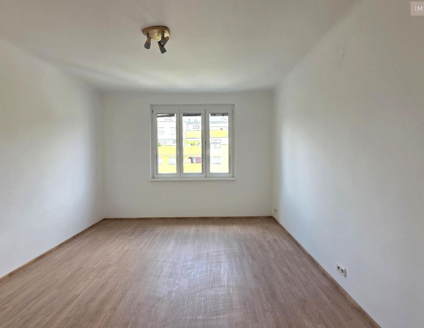 Achtung Sportbegeisterte! 4. OG OHNE LIFT - Sanierungsbedürftige 2 Zimmer Wohnung in S-Bahn-Nähe