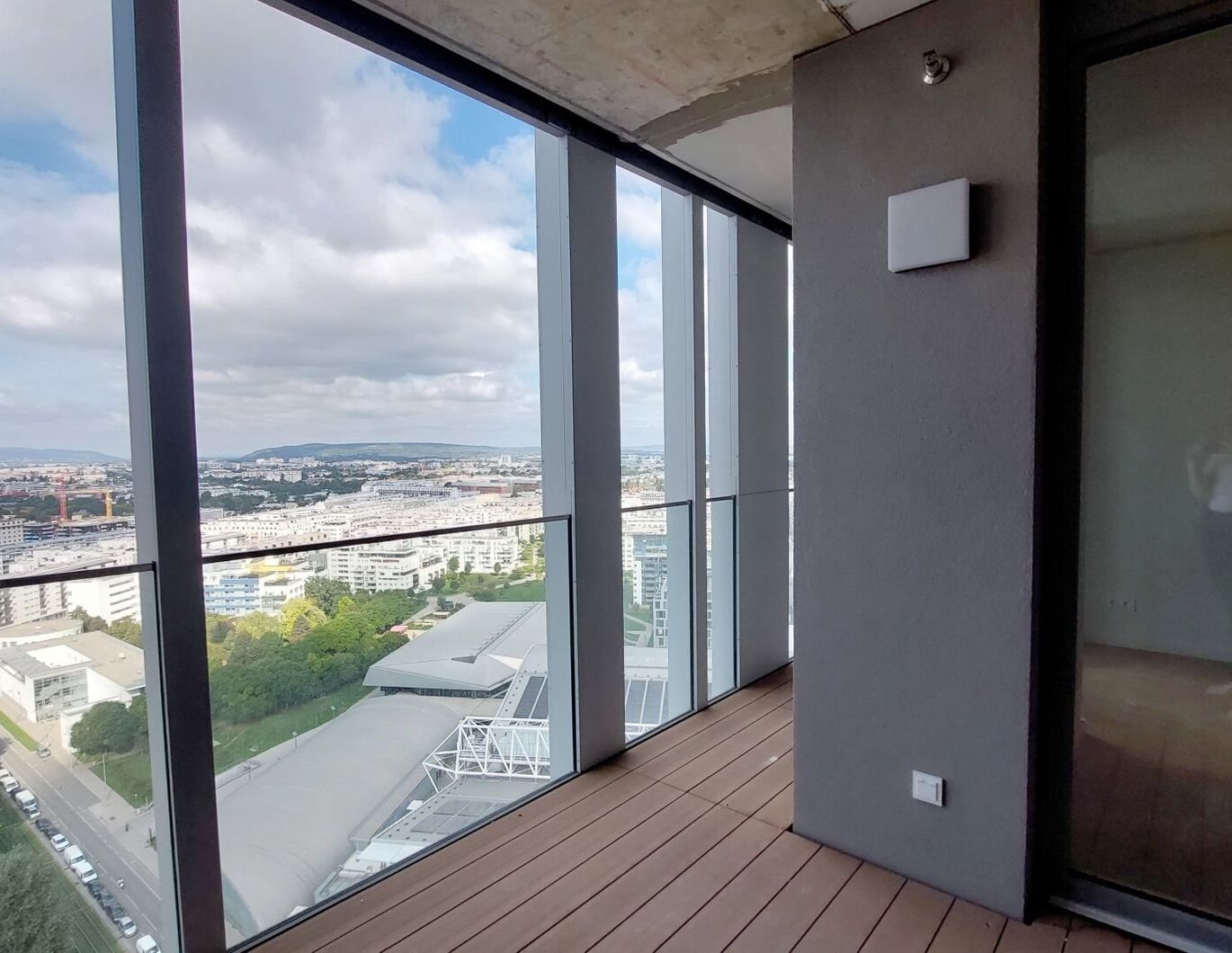 2-Zi.-Erstbezug mit Loggia & Rooftop Pool | TOWER HOMES im V22