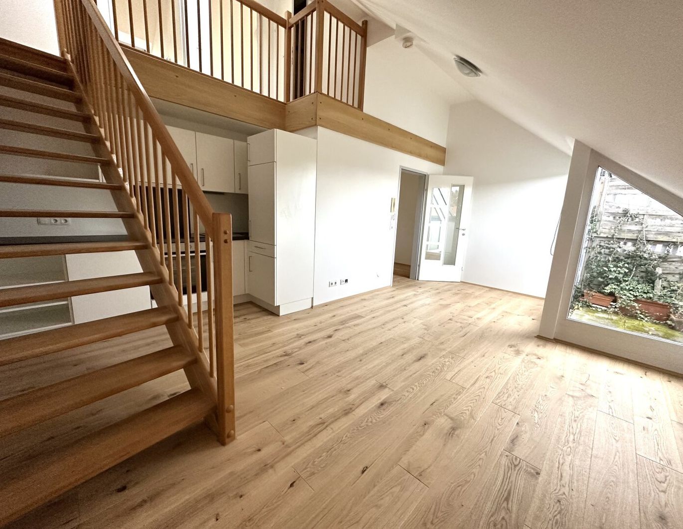 Wunderschön generalsanierte geräumige Maisonette mit Dachterrasse in absoluter Bestlage direkt gegenüber der Karl-Franzens-Universität