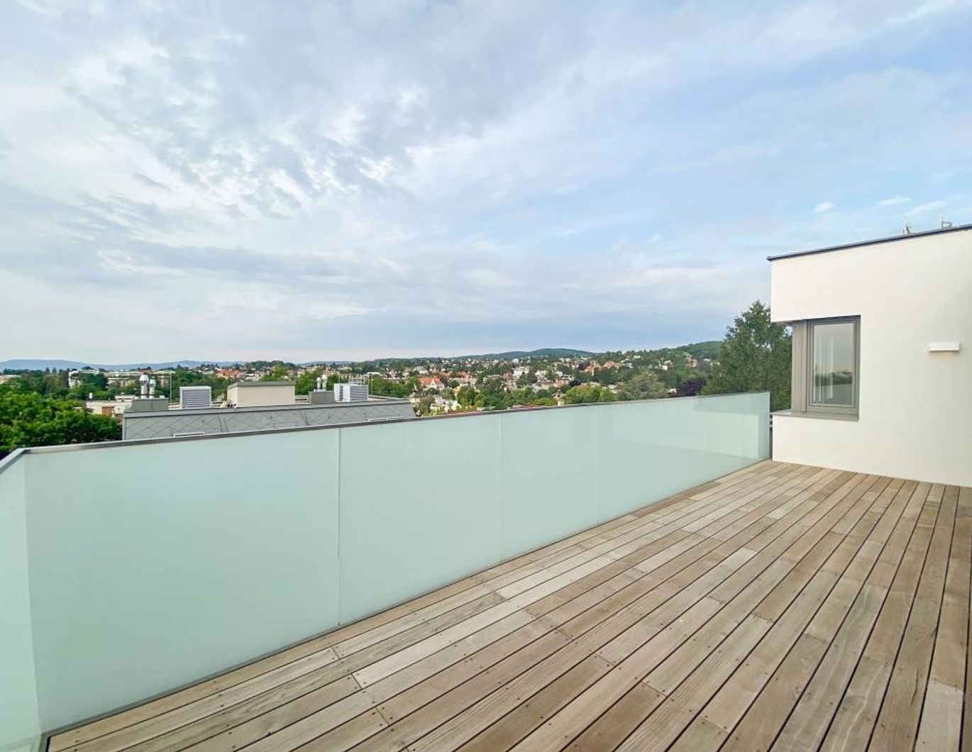 Exklusives Penthouse mit Terrasse, Weitblick & Tiefgarage // Exclusive Penthouse with Terrace, Panoramic Views & Underground Parking //