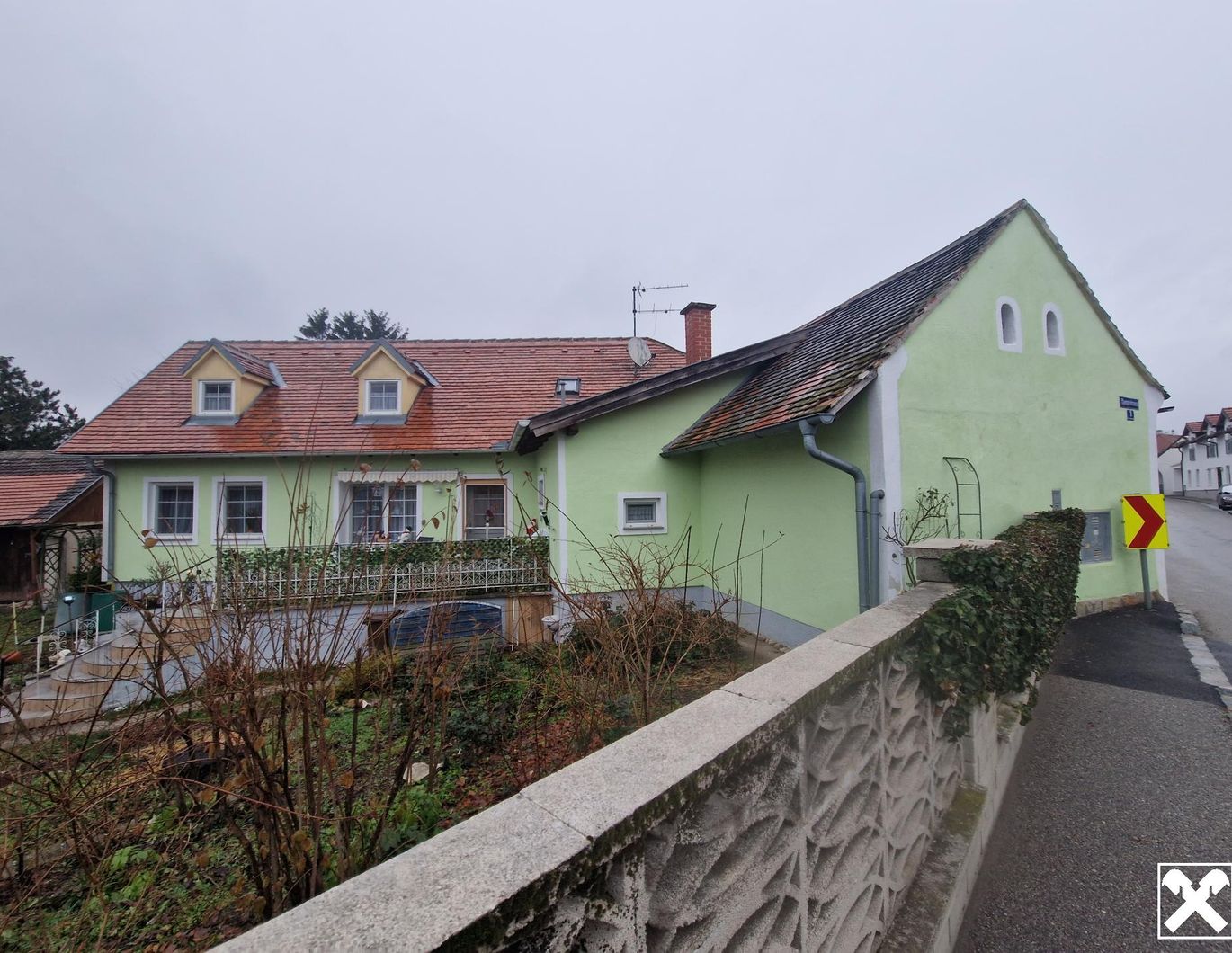 RARITÄT IN HOLLABRUNN: CHARMANTES, SANIERUNGSBEDÜRTIGES LANDHAUS MIT BAULANDRESERVE IN SEHR GUTER WOHNLAGE MIT HERRLICHEM GARTEN SAMT ALTBAUMBESTAND