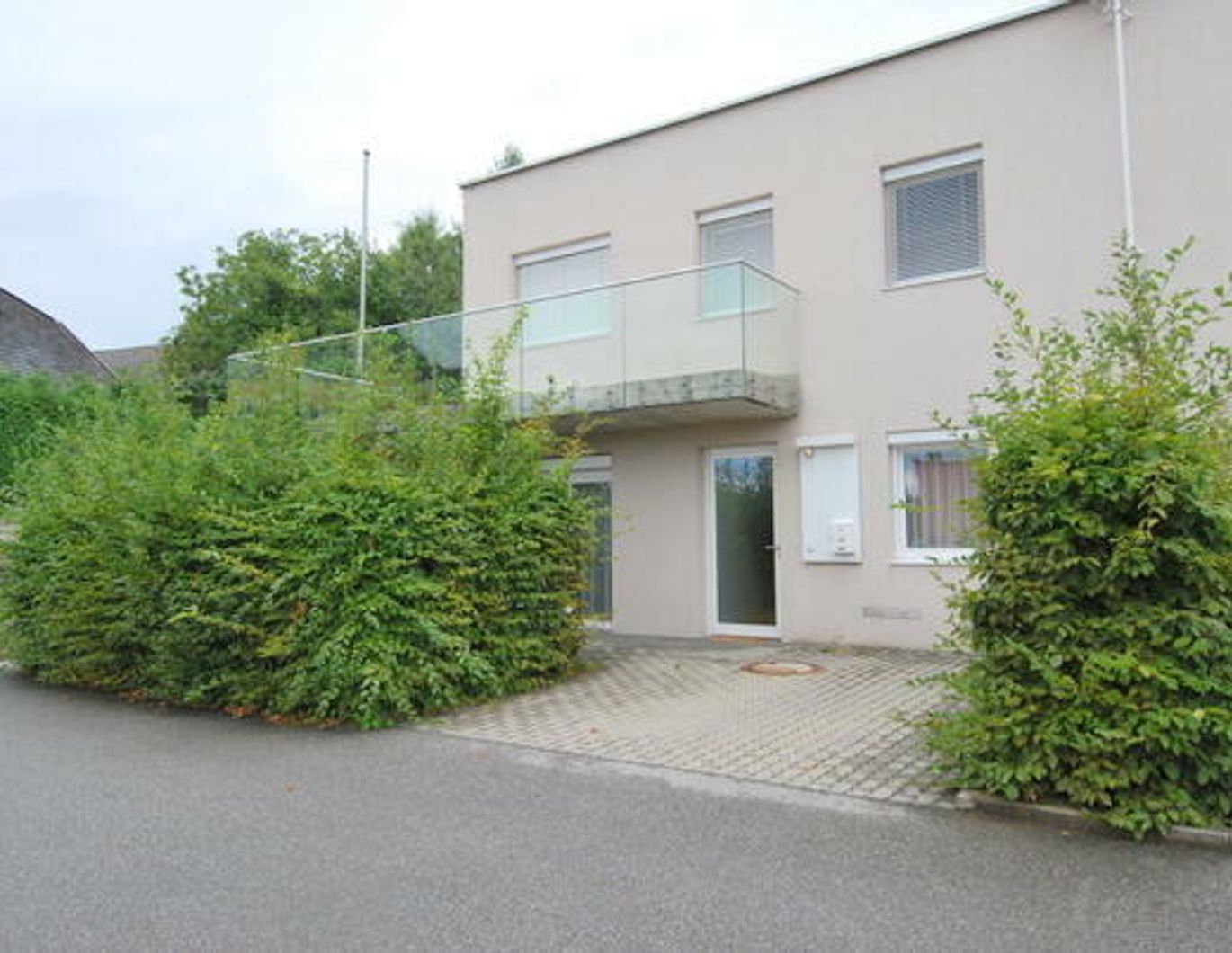 Charmante 2-Zimmerwohnung mit kleinem Grünanteil, Terrasse und Parkplatz in Waltendorf