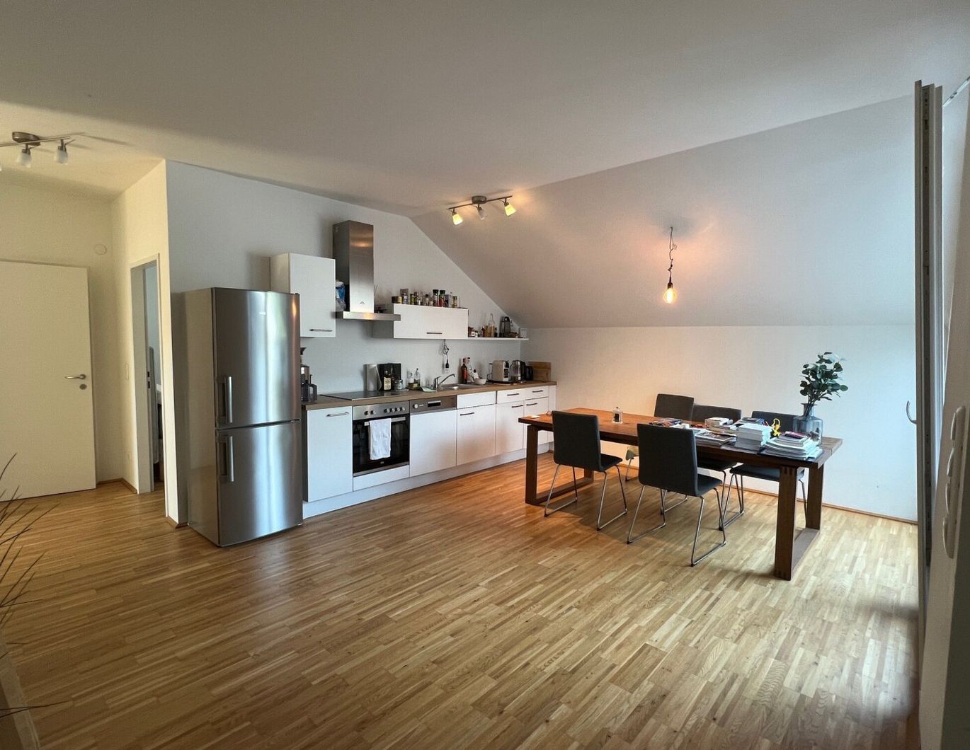 URBANES WOHNEN INKL. MÖBLIERTER KÜCHE UND TERRASSE ZUM DURCHATMEN - TOP 11