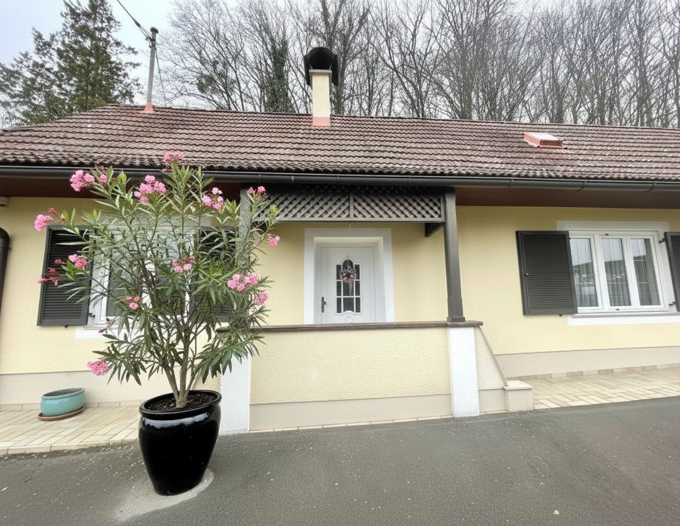 Bad Gleichenberg - Idyllisches Haus mit 3 Zimmern, einer Wohnküche und großem, schönen Garten !
