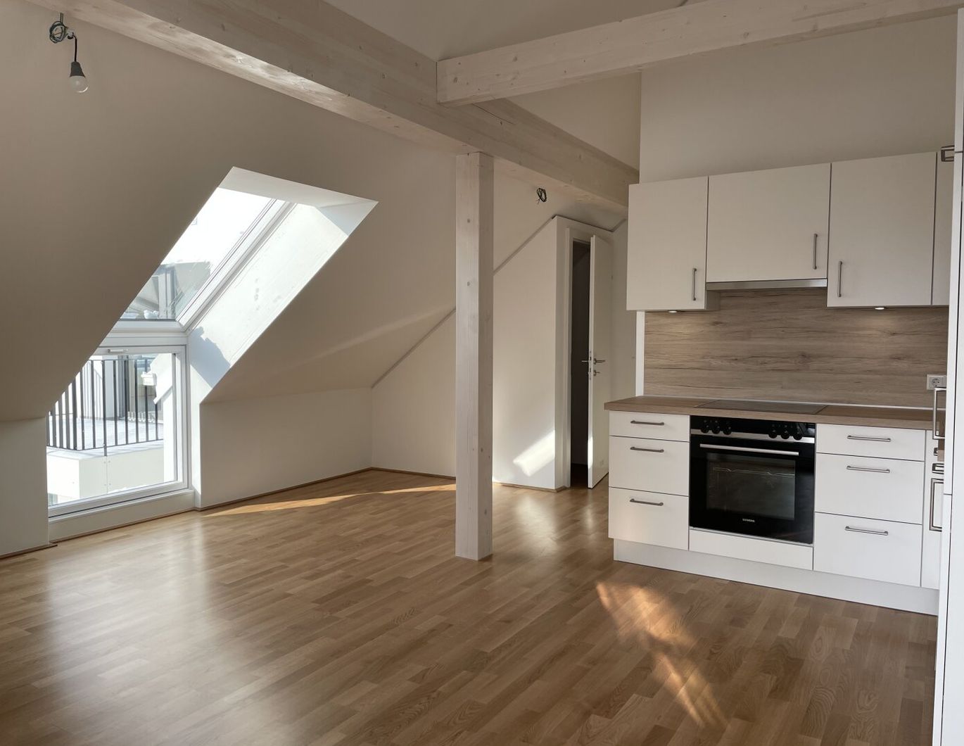 AMHÖTTLGRUND: 2-ZIMMER-WOHNUNG IM DG