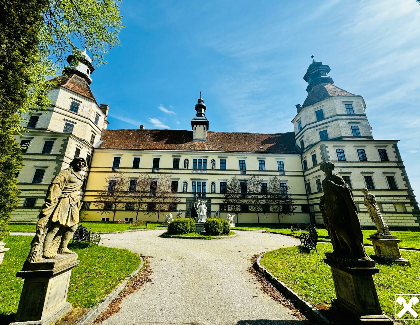 Prunkvolles Schloß mit Park und Schloßteich