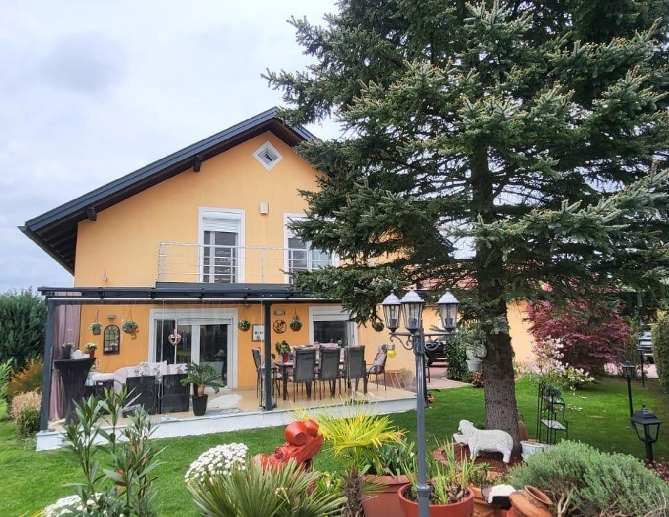 Bezauberndes Einfamilienhaus mit Gartenidylle
