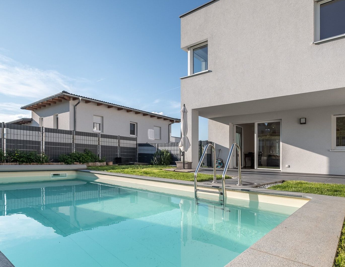 BAUMGARTEN BEI LINZ. ANSPRECHENDE DOPPELHAUSHÄLFTE MIT POOL.