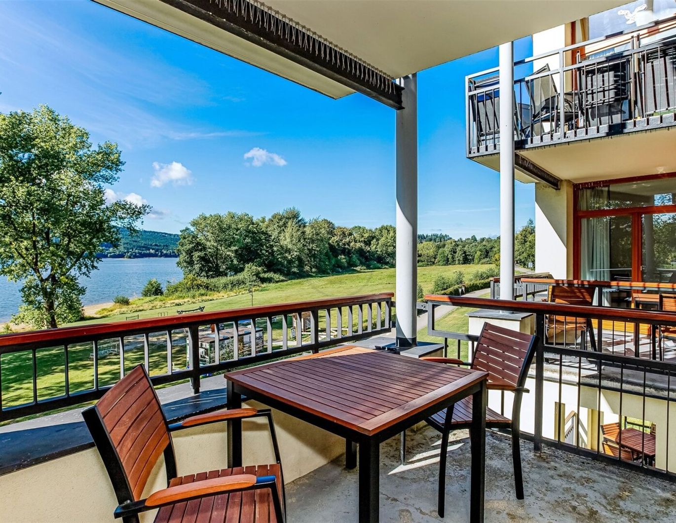Zweizimmerwohnung in der ersten Reihe mit Balkon und Blick auf die Marina