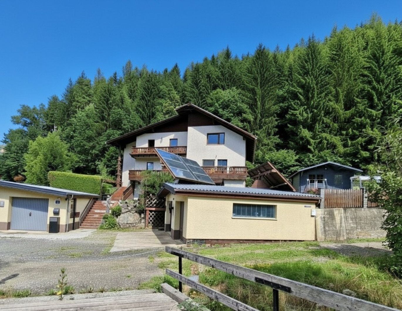 Großzügiges Wohnhaus mit Garagen für drei PKW, Sackgasse, Waldrandlage