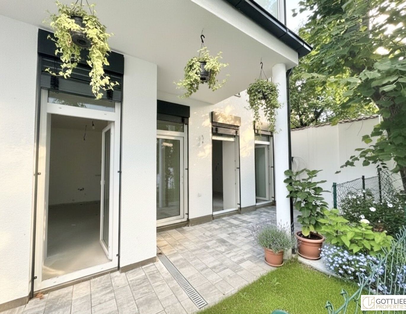 Erstbezug in U-Bahn-Nähe! Liebevoll generalsanierte 2-Zimmer-Wohnung / Büro mit Eigengarten und Terrasse