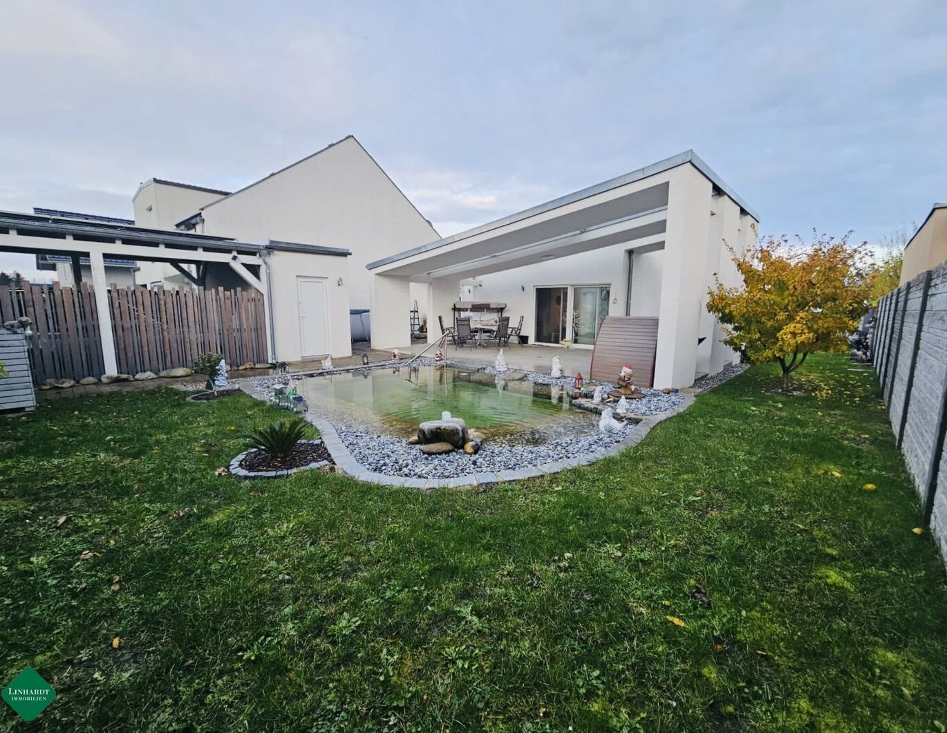 Bungalow mit Pool und Schwimmteich auf einem Baurechtsgrund.