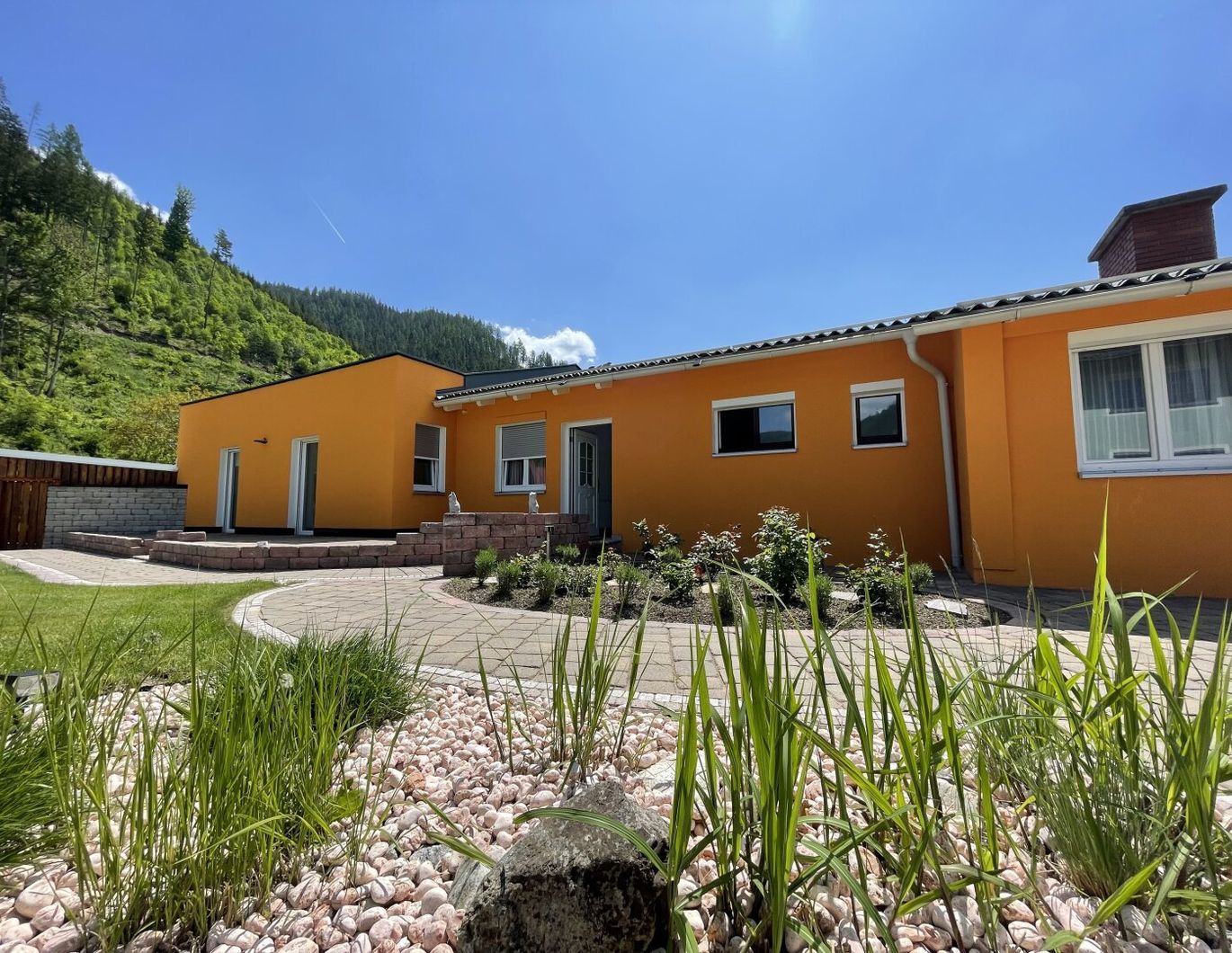 TOLLE LIEGENSCHAFT mit großzügigen LAGERFLÄCHEN - Ausbau zusätzlicher WOHNEINHEITEN möglich!