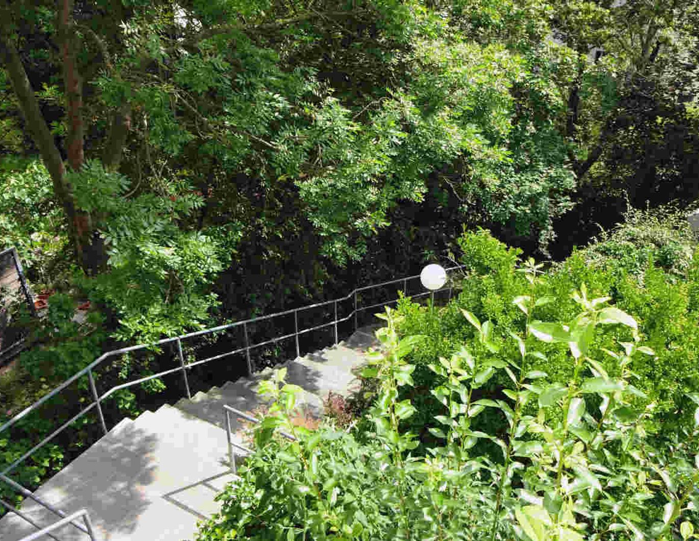 HERRLICH SIXTY - DREI ZIMMER ZWEI BALKONE - GROßZüGIGE LIEBHABERWOHNUNG MITTEN IM GRüNEN