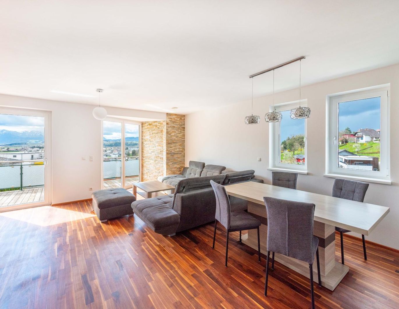 Schönes Doppelhaus in Aussichtslage