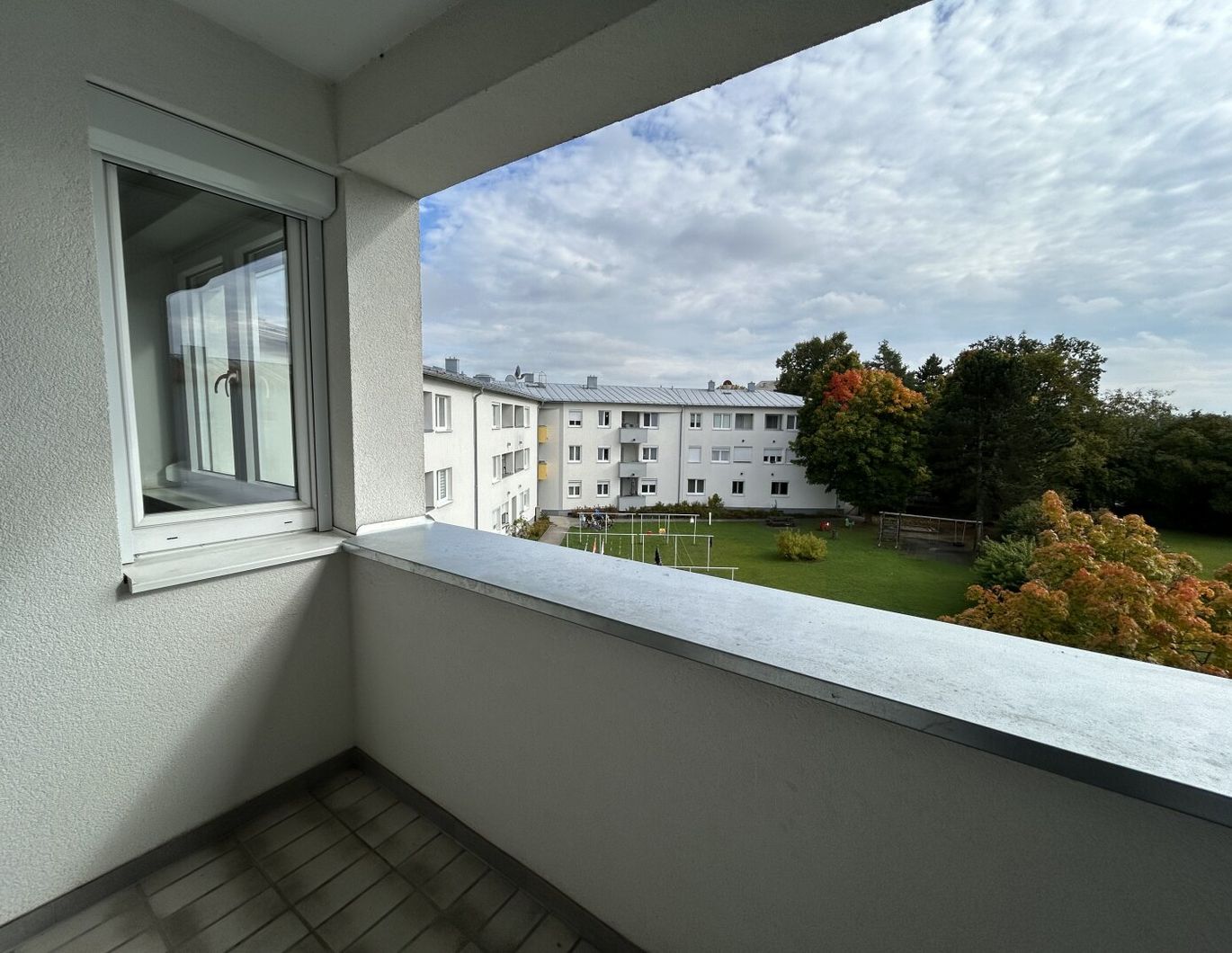 WOHNEN IN TRAUN - 3-ZIMMER-WOHNUNG MIT LOGGIA UND TIEFGARAGENPLATZ